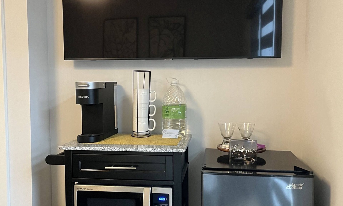 Kennedy King Apartment | Sleek city studio! Perfect to accommodate your quick trips in the city.