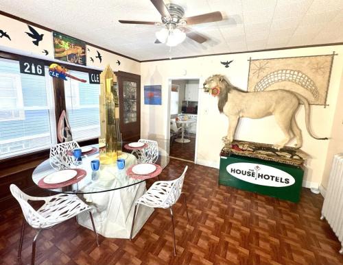 Cleveland House | Sleep with a Lion! 6 bedroom house, near downtown, Ohio city Tremont!
