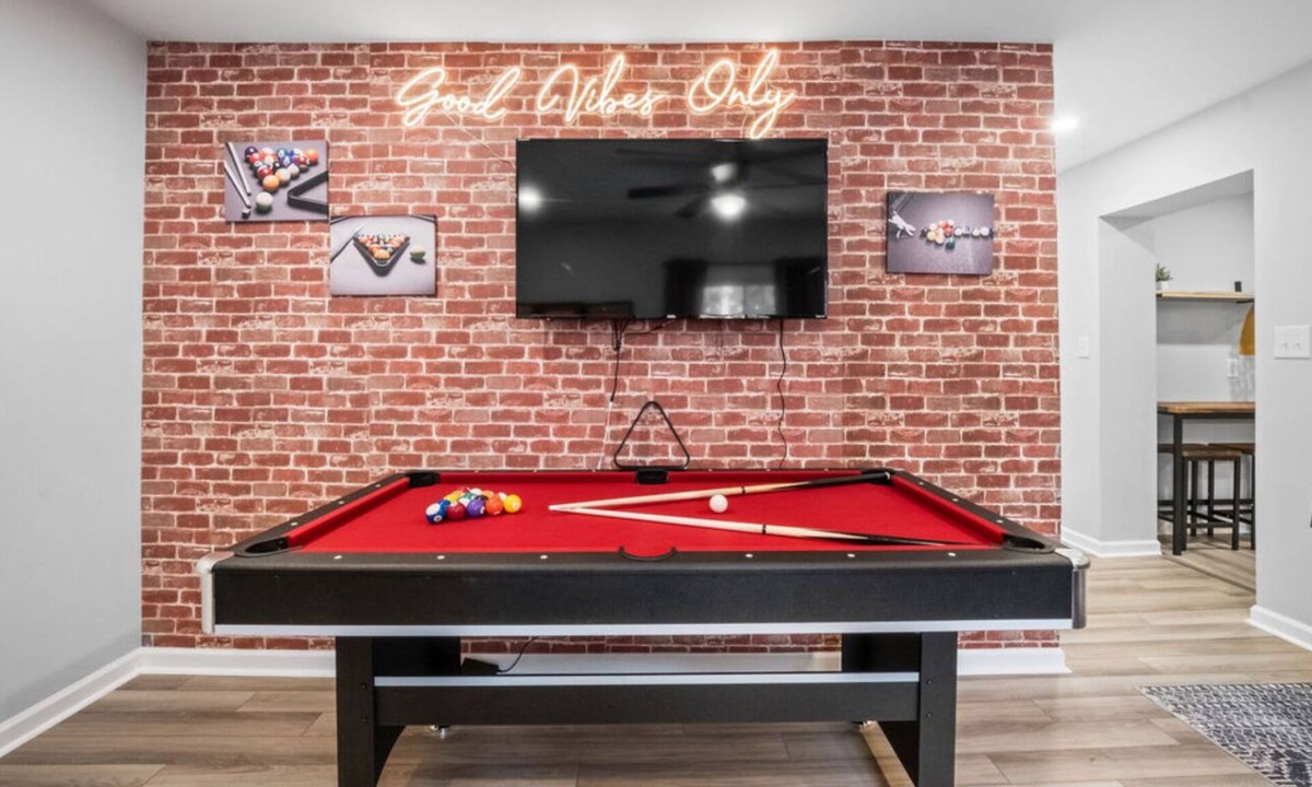 Redstar House | Sleeps 14 Hot Tub Pool Table 4 bed 3 bath 12 min to Near New River Gorge