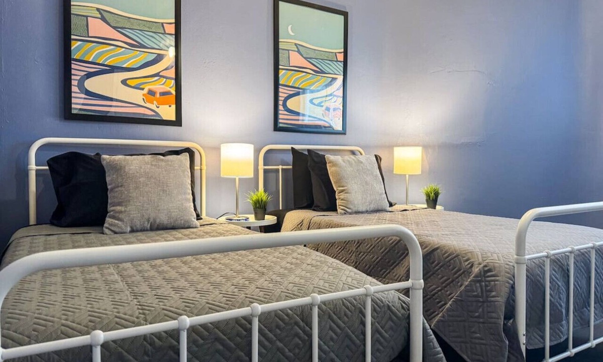 Mount Oliver Apartment | Sleeps 6! Homey 2 Bedroom with 5 Beds + WIFI