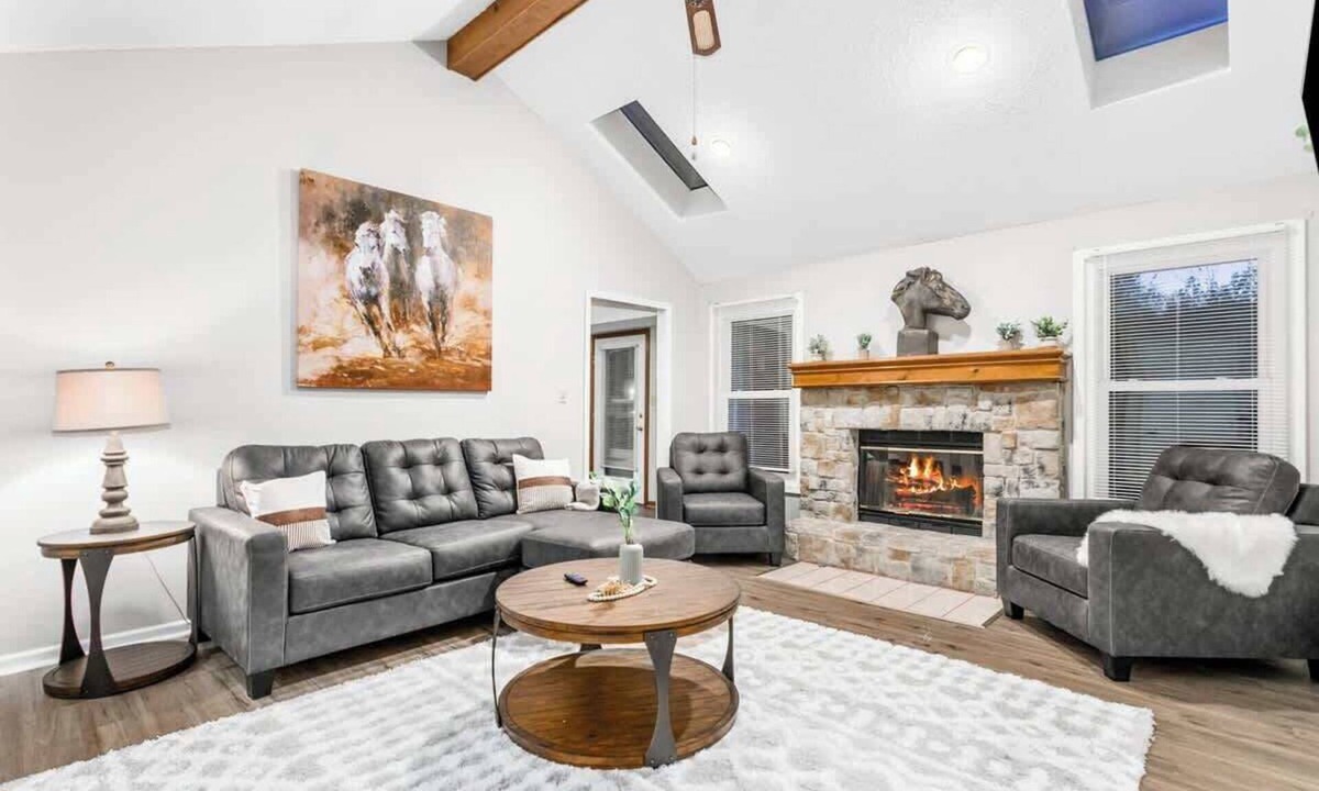 I-435 West KC-KS House | Sleeps 8 4Bedrooms Parking & Wifi