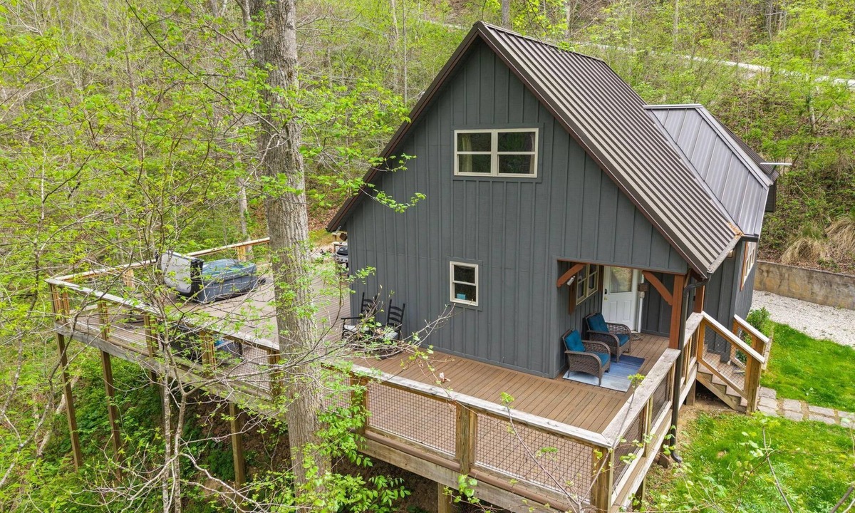 Stanton Cabin | Snuggle Inn – Cozy Pet Friendly Forest Cabin with Hot Tub Near Red River Gorge