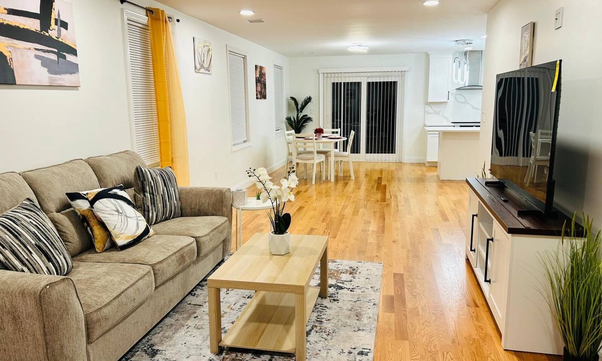 Randolph House | Soaking Tub Luxury 3-Bedroom Tonwhouse