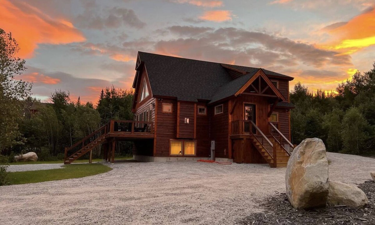 Bethel Ski Chalet | Songo Chalet - Sleeps 12. Hot Tub. In Bethel, 10 min from Sunday River!