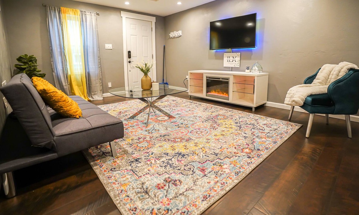 South Side Flats House | Southside Entire home: 2story+2BR -steps from E. Carson