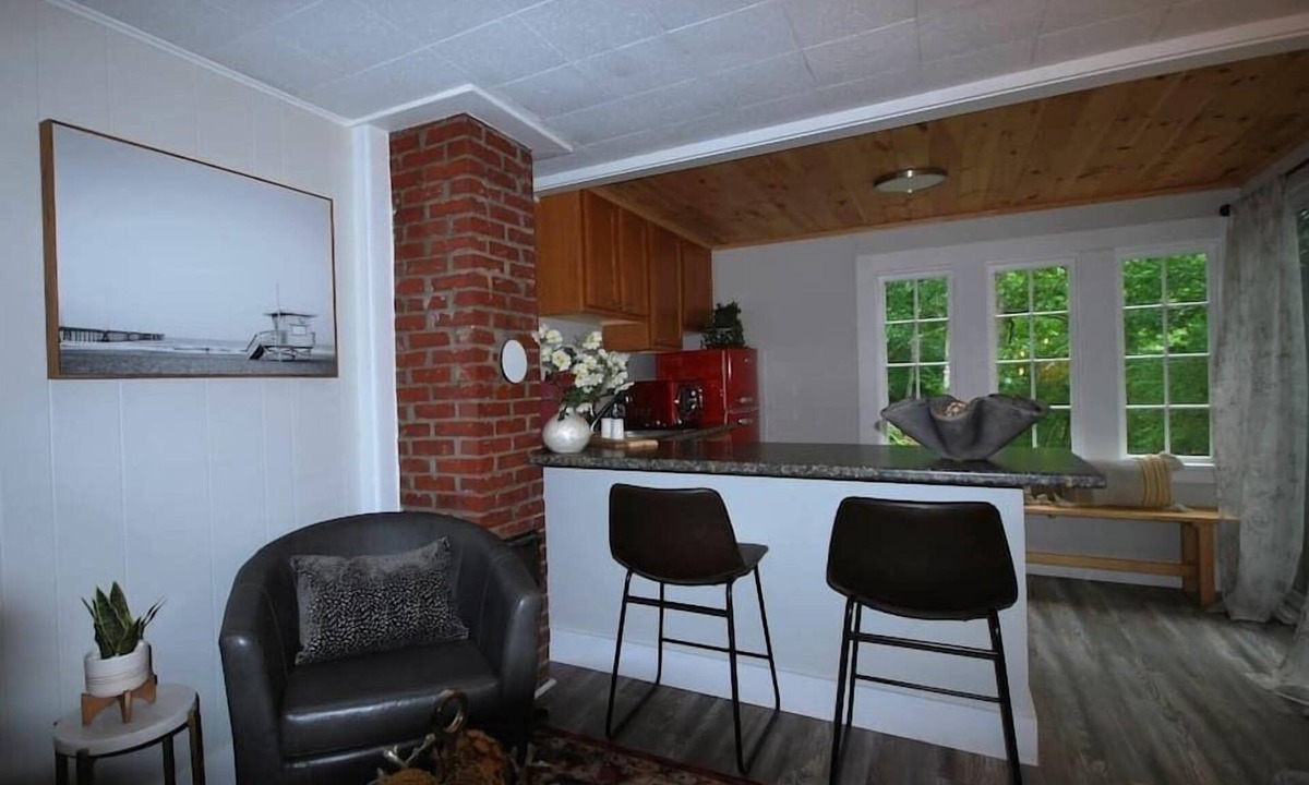 Edgecomb Cottage | Spacious 1 Bedroom Cottage Close to Everything 3