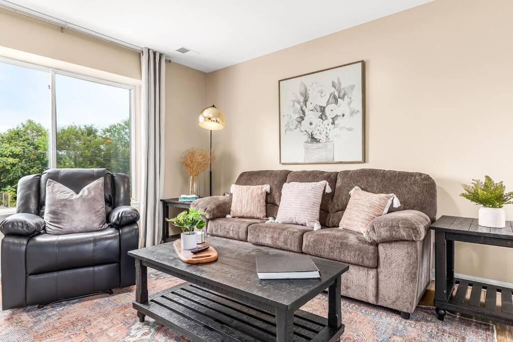 Roseville Apartment | Spacious 1BR Upper Flat in the Heart of Roseville