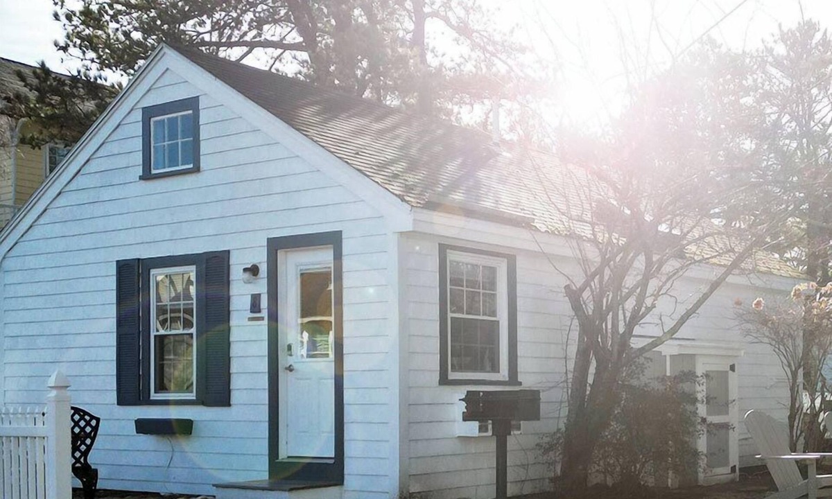 Ocean Park Cottage | Spacious 2 bedroom cabin, 50ft from the beach