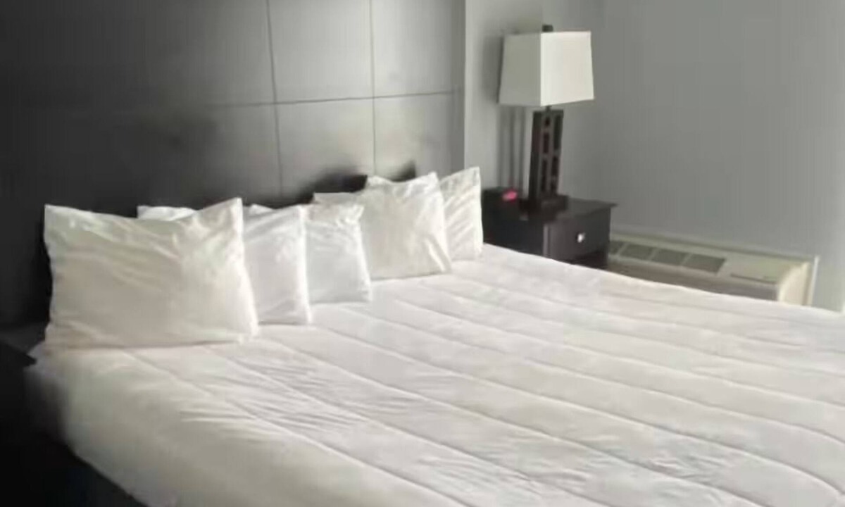 Houghton Lake Hotel | Spacious 2-Room Executive Suite w/Lake Views – Ideal for Business Travel