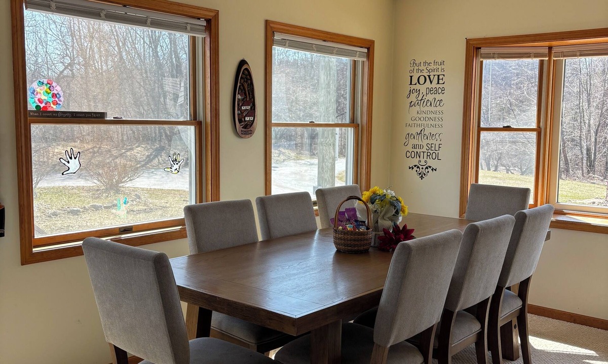 Honor House | Spacious 3 bed farm estate w/hot tub on 54 acres-close to Traverse, Lakeshore
