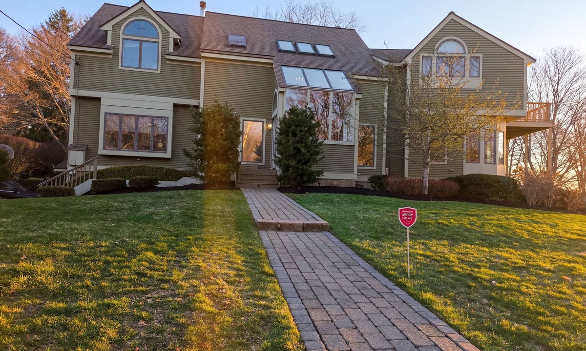 Swansea House | Spacious 4-bdrm house in Swansea with AC, home gym,pool, hot tub & chef ktchn