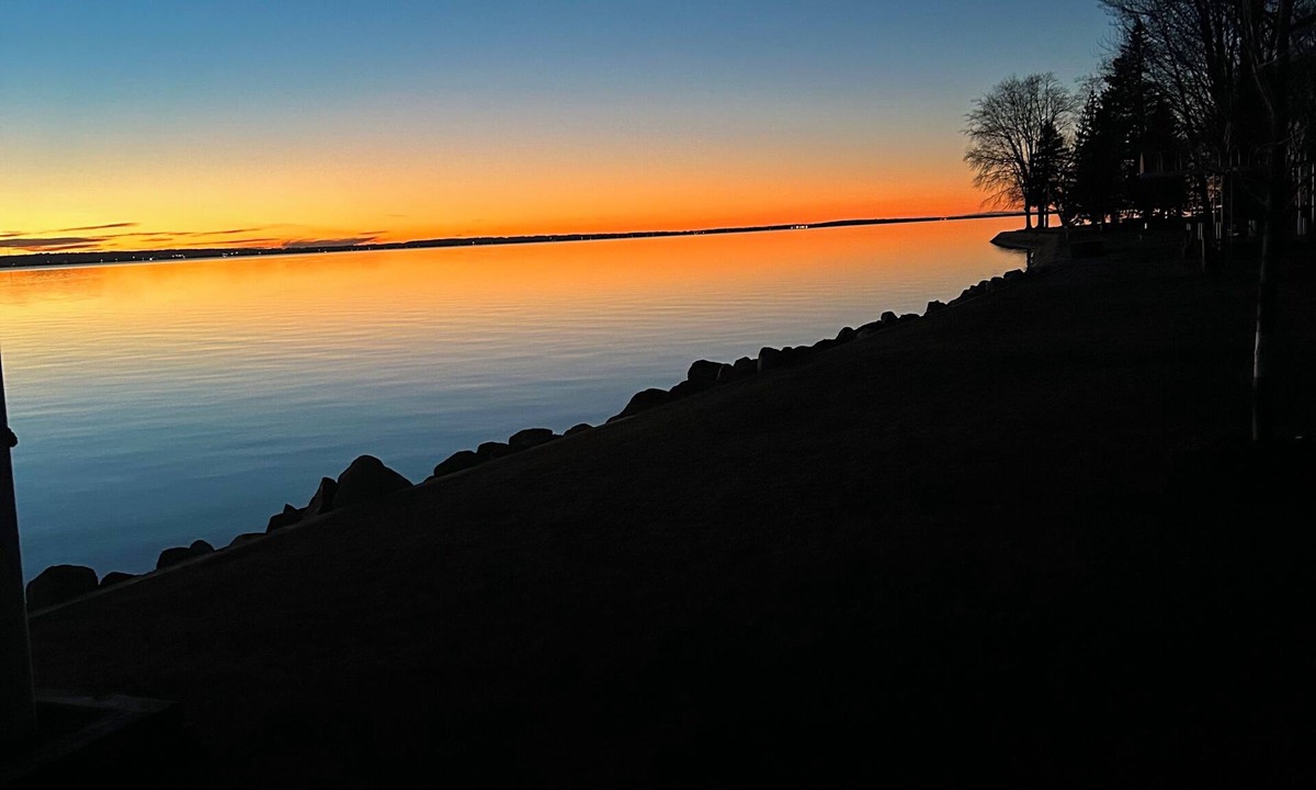 Houghton Lake House | Spacious 4-bedroom lakefront house on Houghton Lake with beach and tiki bar