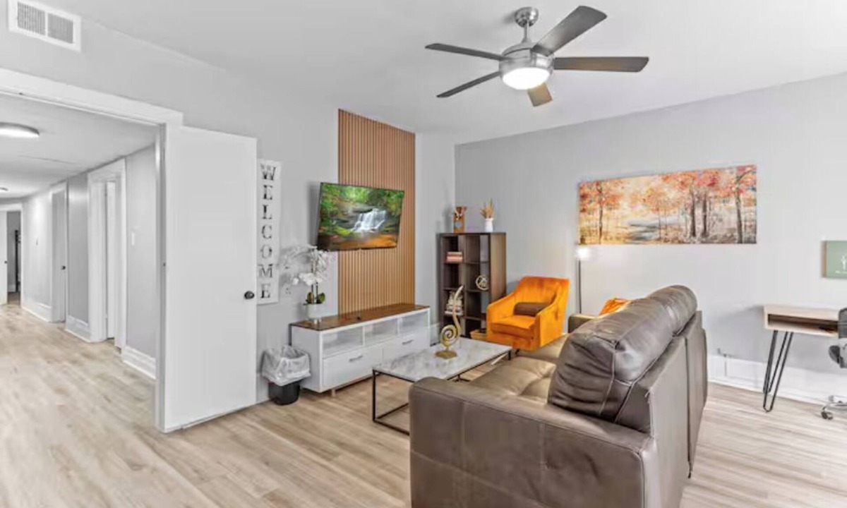 Detroit Apartment | Spacious 4-bedroom apartment in delightful Detroit with AC