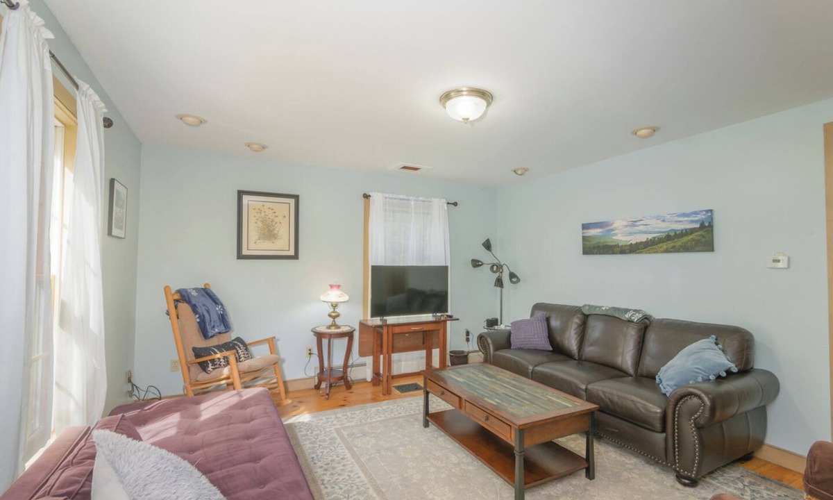 Farmington House | Spacious 4-bedroom country house in delightful Farmington with AC, firepit