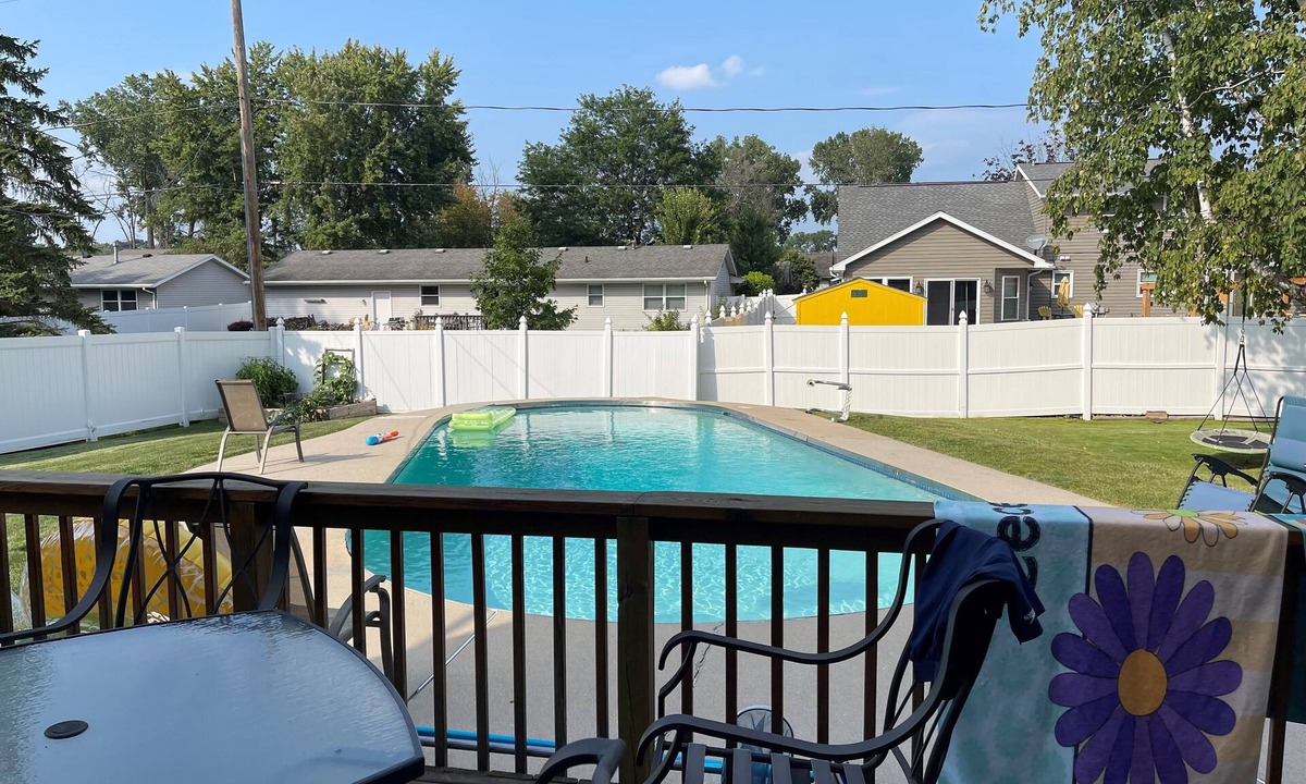 Ashwaubenon House | Spacious 4-bedroom house - 3 blocks from Lambeau! Price Reduced!