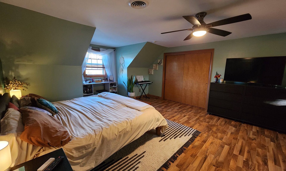 Ashwaubenon House | Spacious 4-bedroom home next to Lambeau Field