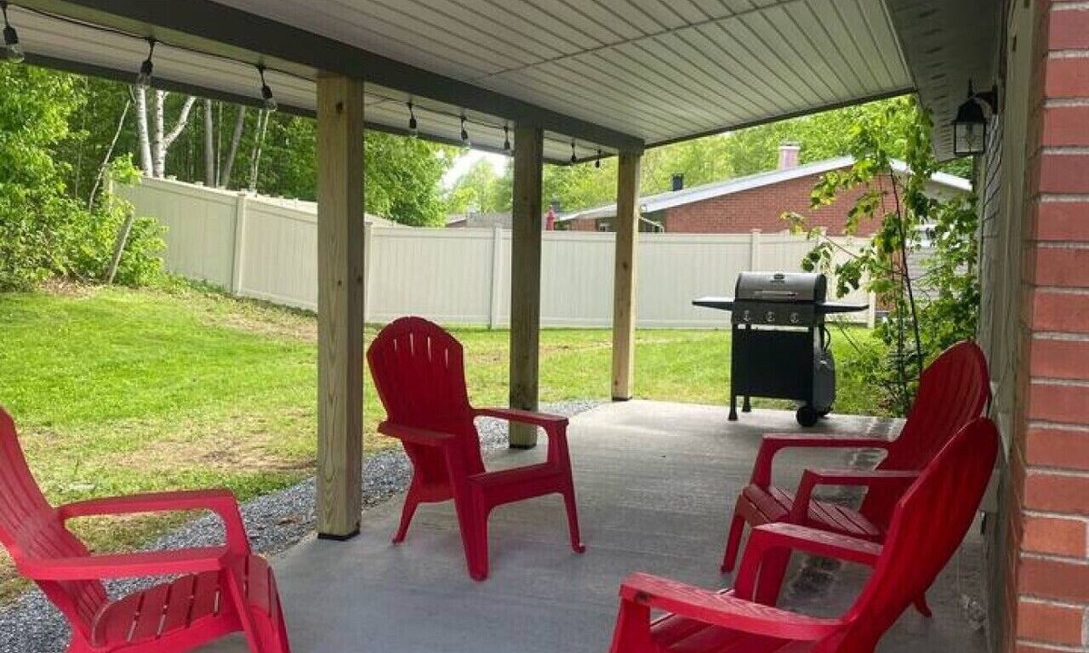 Bangor House | Spacious 4BR| Near Airport | Covered Patio