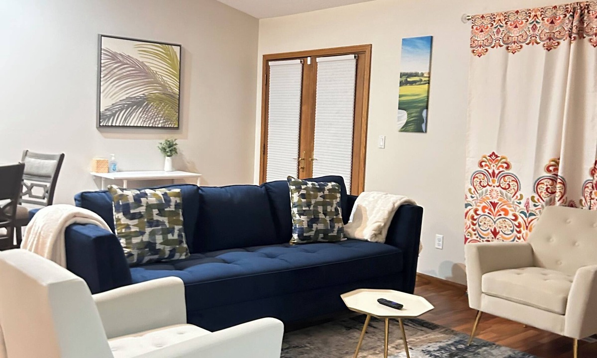 Moorhead House | Spacious 5-bedroom house in charming Moorhead with WiFi, AC , YouTube TV &more