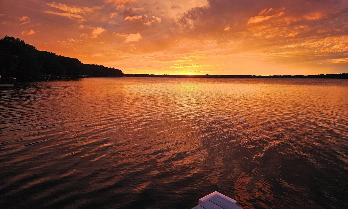New London House | Spacious 5-bedroom on Lake Andrew w/Private Dock/Game Room/Gym &<2 hours to MSP
