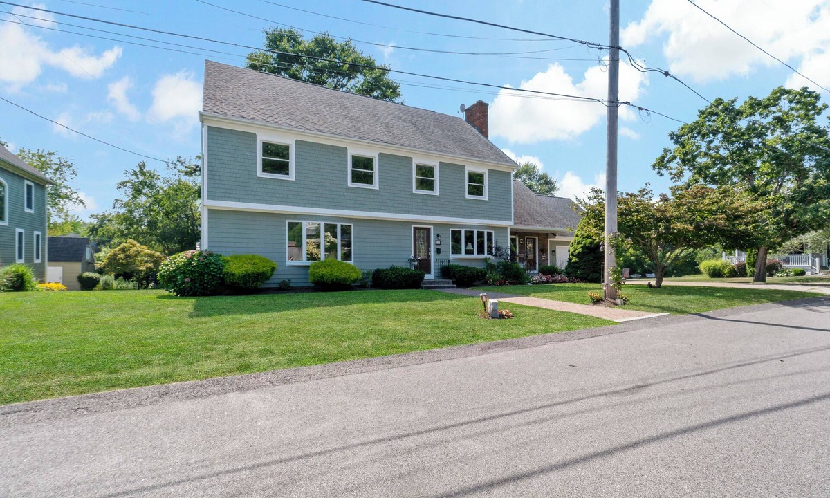 Bristol House | Spacious 6 Bedroom Cozy Seaside Escape