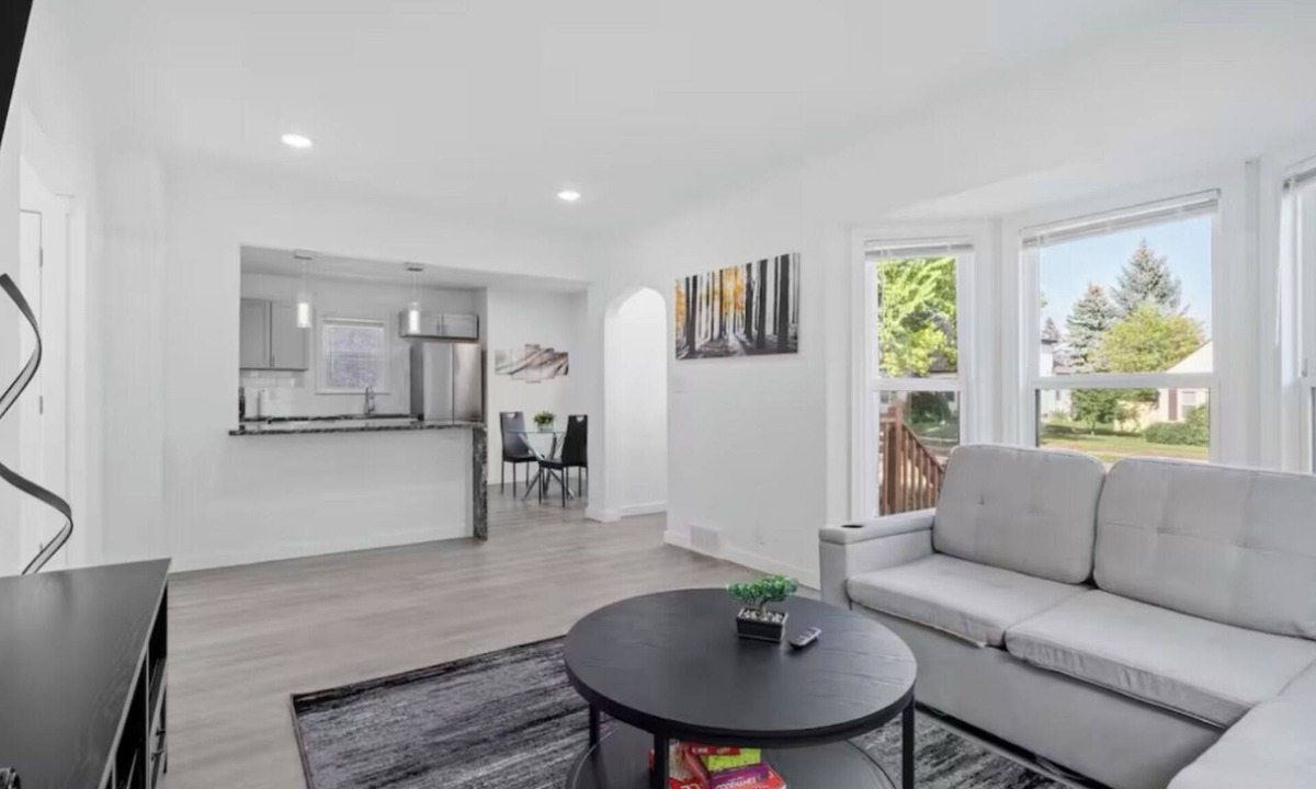 Nokomis House | Spacious 6-bedroom house in fabulous Minneapolis with WiFi, AC