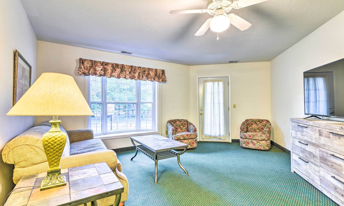 Pigeon Condo | Spacious Condo w/Balcony, 4 Mi to Beach!