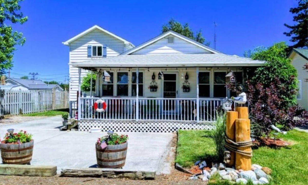 Jeddo Cottage | Spacious Cottage Close to Beach