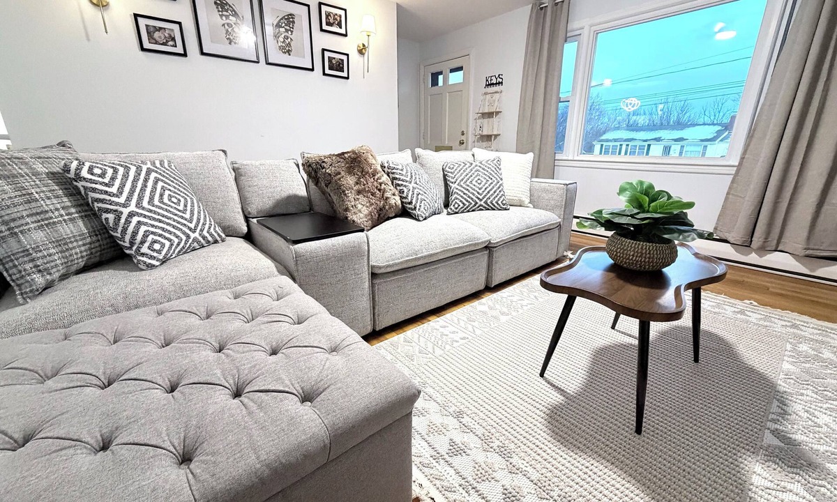 Farmington House | Spacious, cozy 3BR Home-Near CCSU, UConn Health