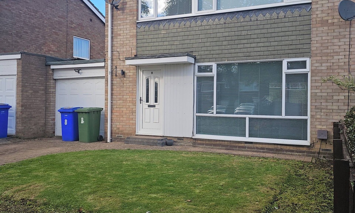 Cramlington House | Spacious Cramlington Home for families and workers