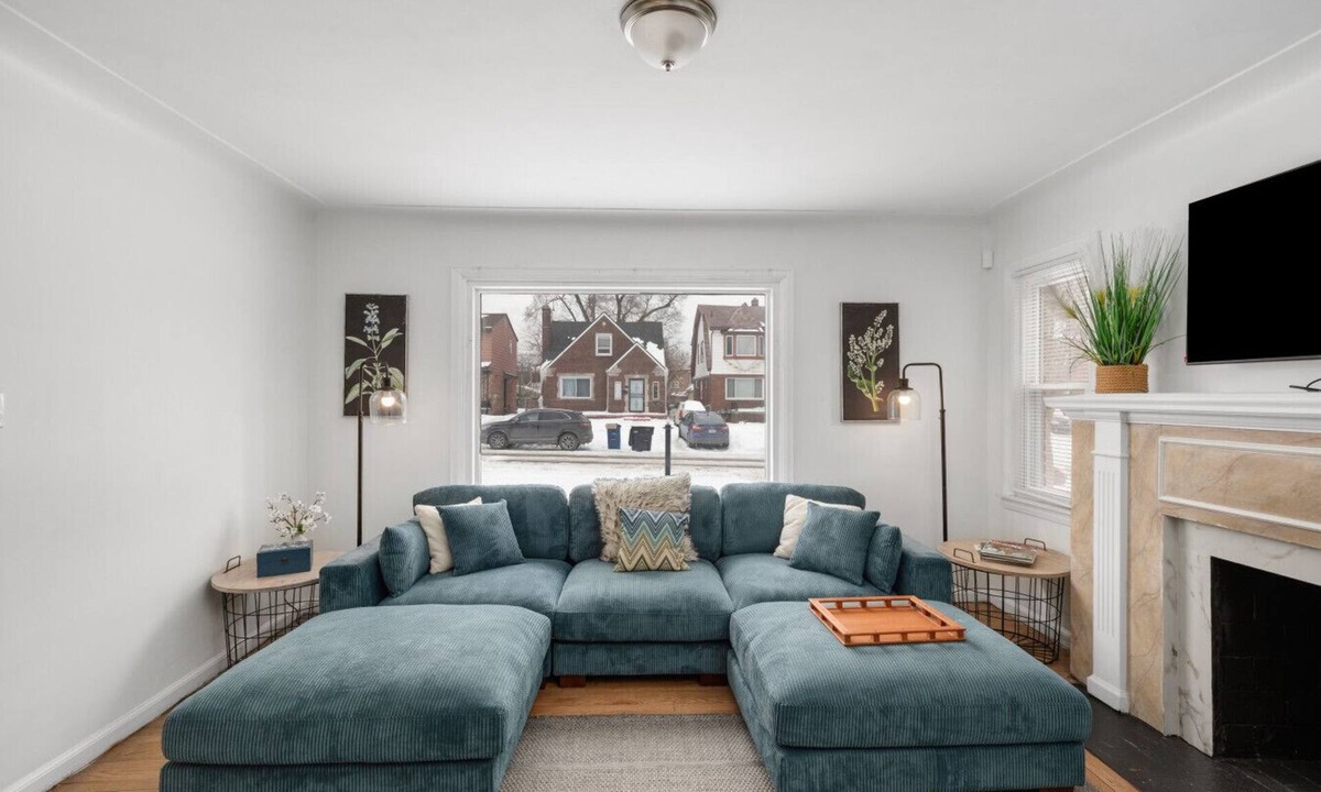 Detroit House | Spacious Detroit Home | Parking | Sleeps 10