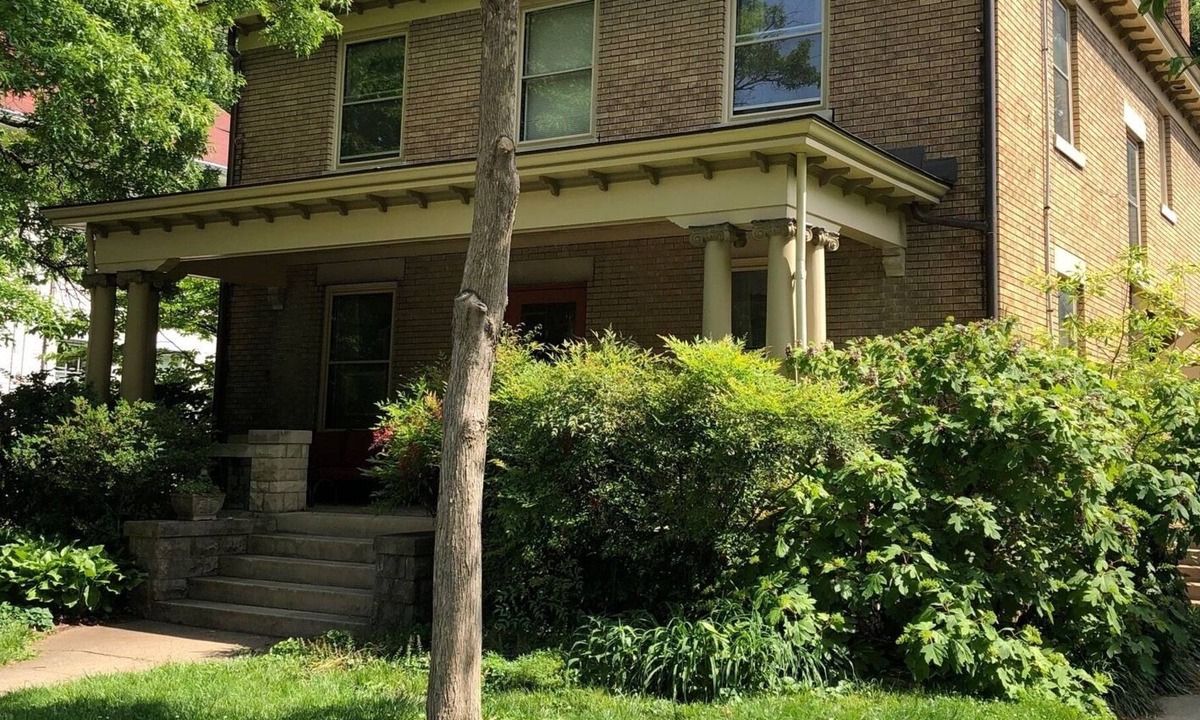 Bell Court House | Spacious, downtown retreat overlooking historic Bell Place park