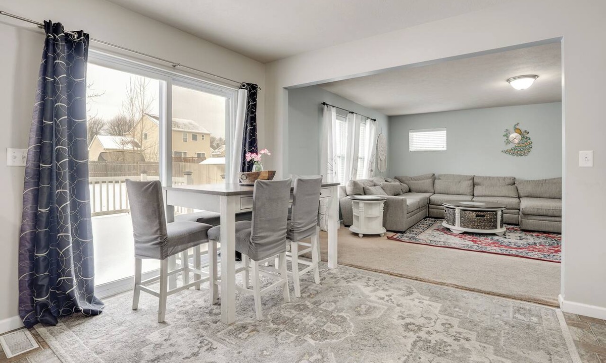 Westwood Cottage | Spacious Family Getaway w/Yard in Kalamazoo!