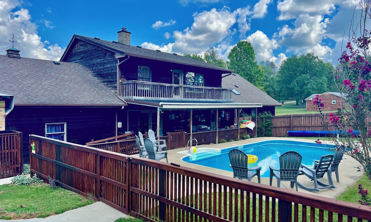 Keene House | Spacious family Lodge: Solar pool, hot tub, bikes, fire pit & EV charger.