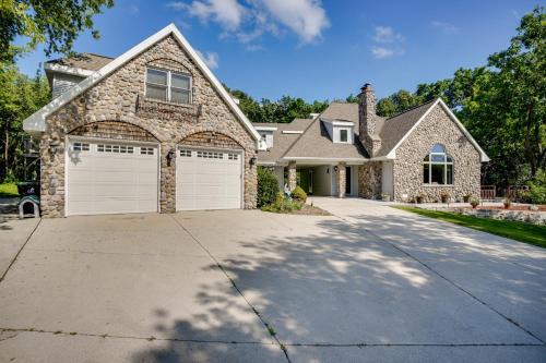Chilton Villa | Spacious Family Villa w/Decks in Chilton!