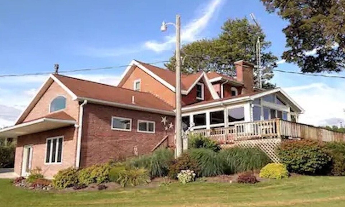 Niobe House | Spacious farmhouse with a hottub!