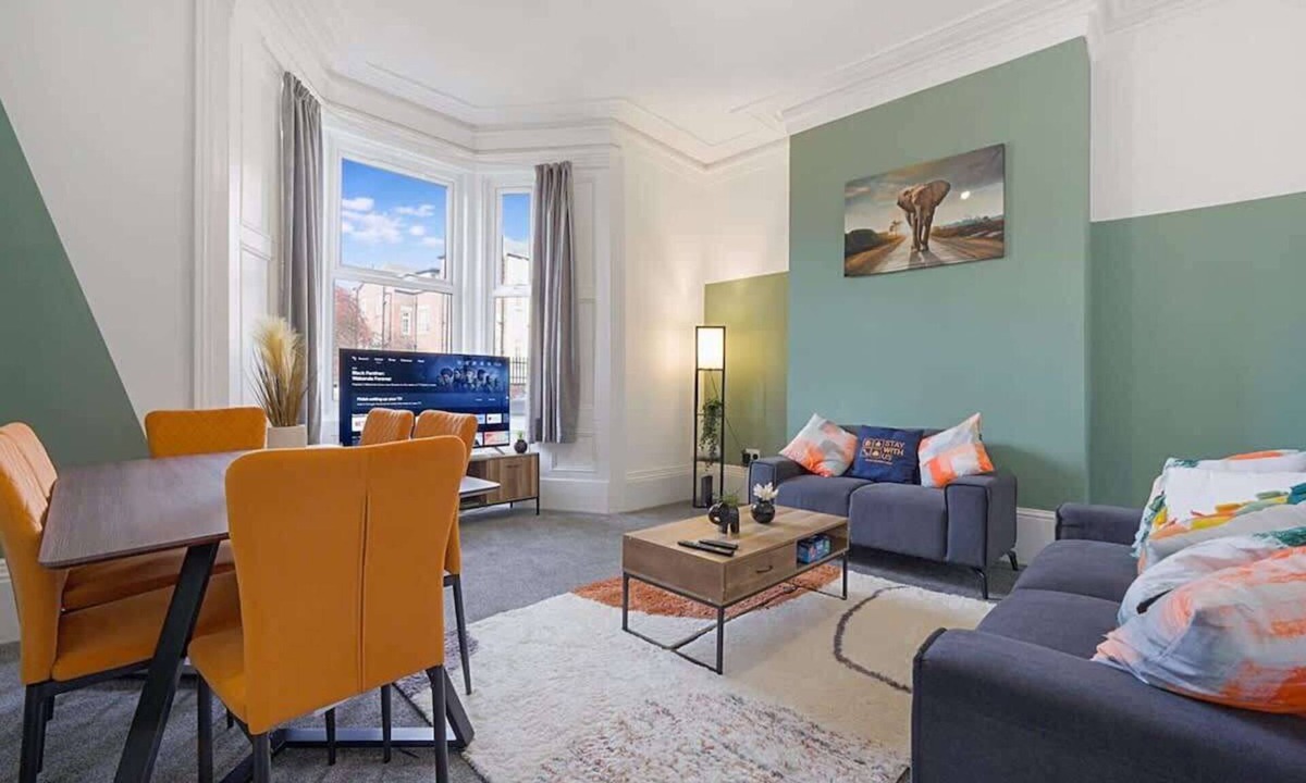 Sunderland Apartment | Spacious five Bedroom Family Home Group Stay WiFi