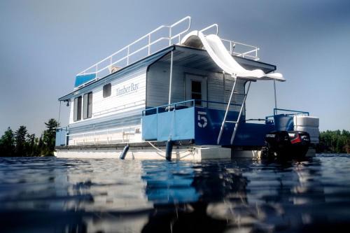 Babbitt Boat Rental | Spacious Getaway Series Cabin-Style Boat with Water Slide Near Babbitt, MN