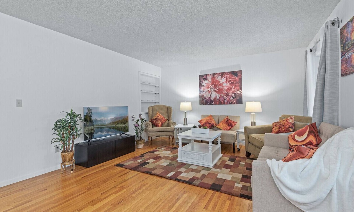 Little Canada House | Spacious Home- Centrally located near St. Paul