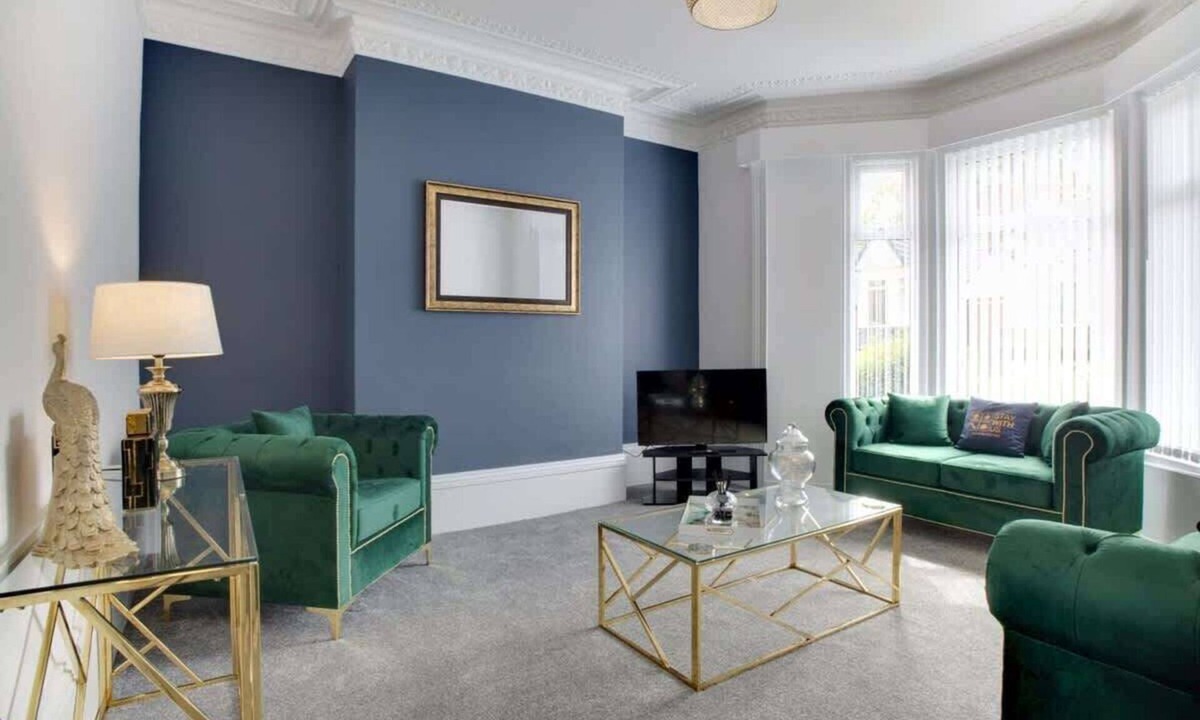 Sunderland House | Spacious Home for Groups & Contractors, Free WiFi
