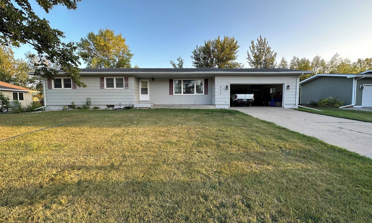 Mekinock House | Spacious house in Manvel ND just 10 minutes north from Grand Forks!