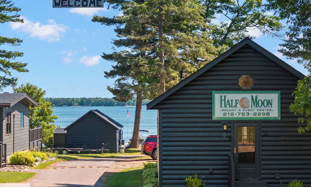 Emily Resort | Spacious Lake Cabin w sandy beach & Sauna! Cabin #8 @ Half Moon Resort
