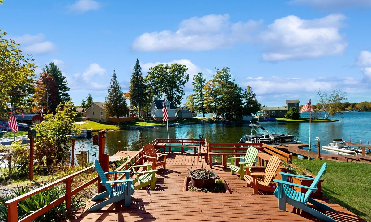 Farwell House | Spacious lakefront house with private dock, wifi + kayaks