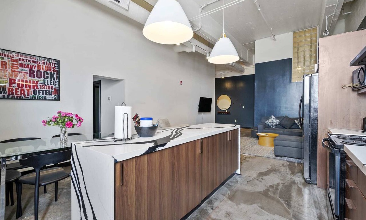 North Oakland Apartment | Spacious Loft 2 bedroom in N Oakland 400, sleeps 8