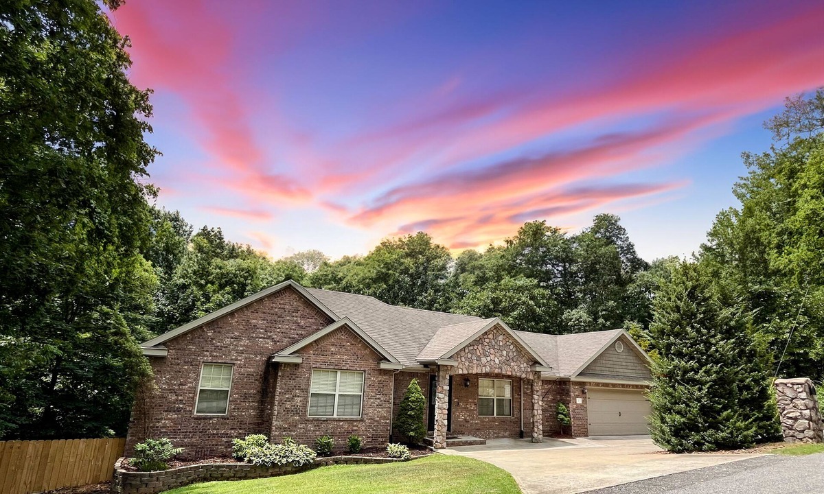 Bella Vista House | Spacious Retreat Near Back 40 Family/Pet Friendly, Fenced Yard, Fire Pit, Deck