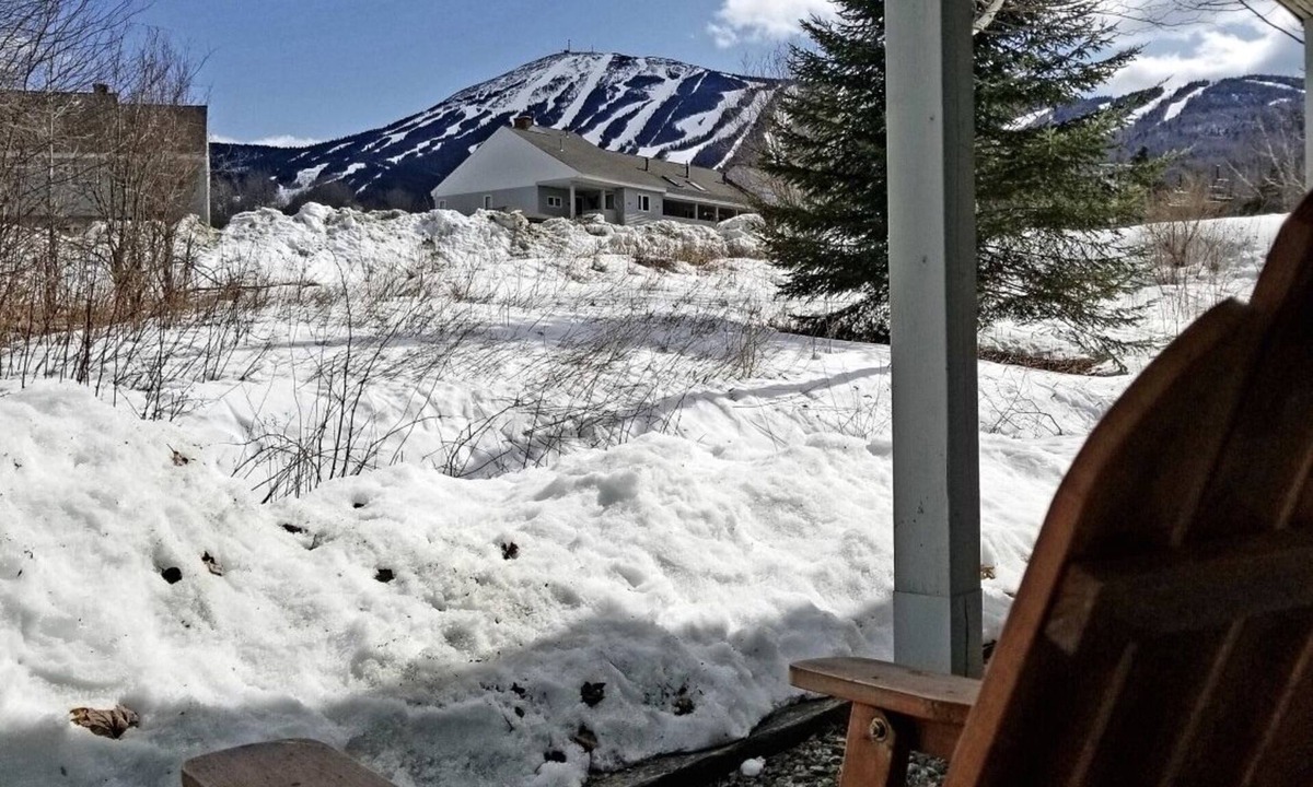 Carrabassett Valley Condo | Spacious Ski In-Ski Out 1BR with Fireplace & Hot Tub