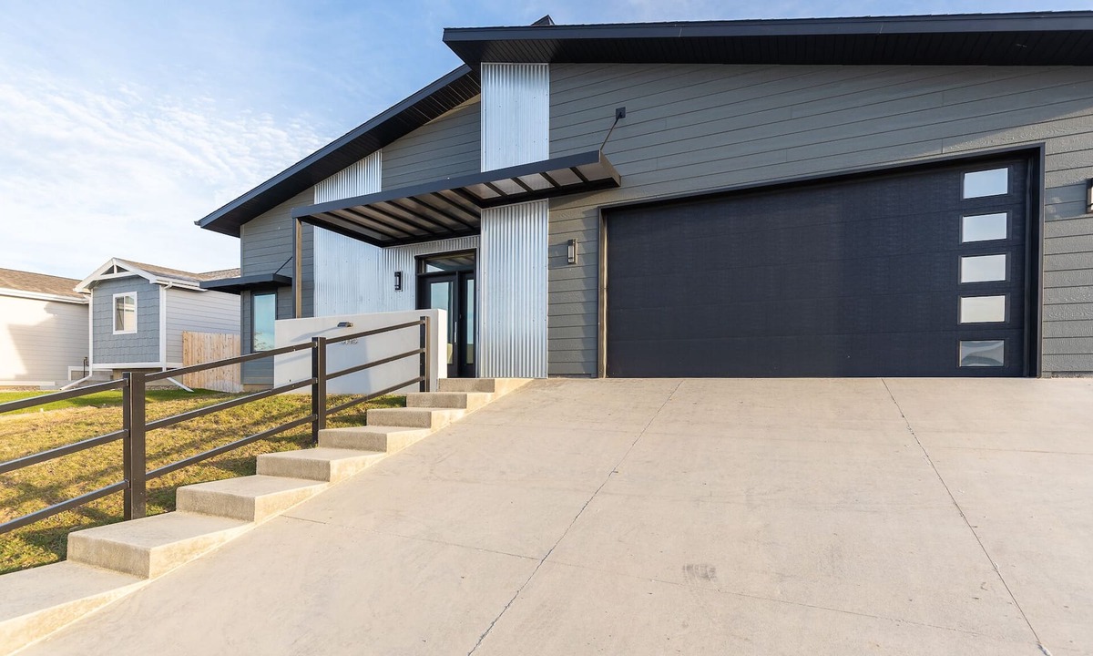Rapid City House | Spacious, tall ceilings, open fl plan, Hot tub, patio dining, & shopping closeby