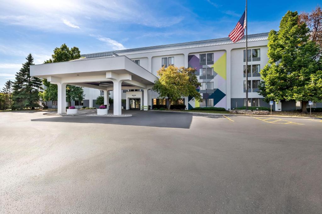 Ashwaubenon Hotel | Spark by Hilton Green Bay
