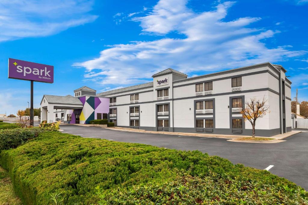 Wichita Hotel | Spark by Hilton Wichita East