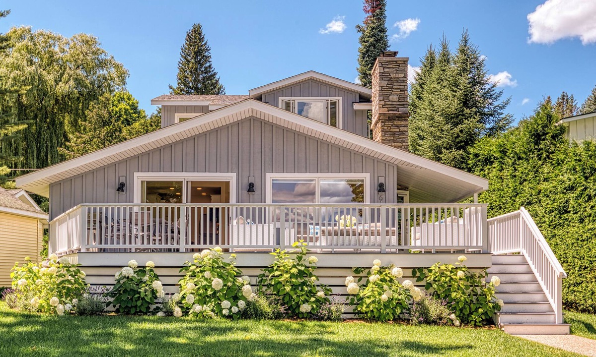 Petoskey Cottage | Sparkling 4-bedroom cottage with AC on Prestine Walloon Lake