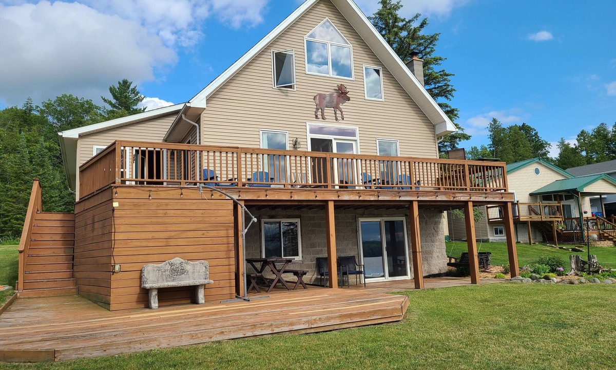 Lachine House | Spread out in our spacious double-lot lakefront cabin!